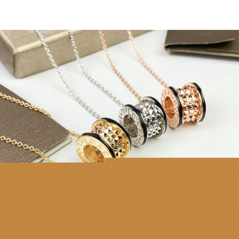 Bo*te*ga venenta necklaces